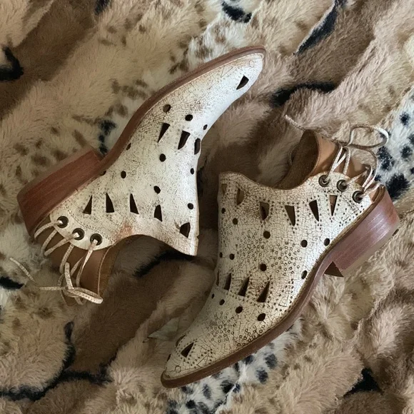 Musse & Cloud Anisse Distressed Leather Boots — 5/5.5 US / 36 Euro - Picture 1 of 10